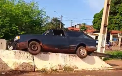 Motorista sobe com veículo em proteção de concreto na Avenida Anhanguera